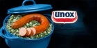 Heerlijke Unox rookworst in een blauwe pan met boerenkool, ideaal voor een traditionele Hollandse maaltijd - Unox en Dutchshopper zorgen samen voor uw gemak.