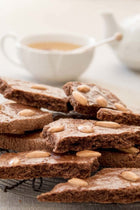 Heerlijke speculaas met amandelen, perfect voor de herfst in het buitenland. Geniet van dit typisch Nederlandse baksel ondanks de afstand van Nederland.