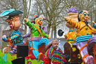 Kleurrijke carnavalsoptocht met kleurrijke praalwagens en feestelijke figuren, perfect voor het vieren van carnaval in het buitenland.