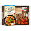 Gesneden verspakket romige pasta met kip