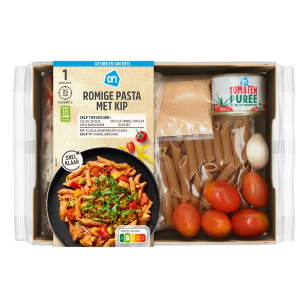 Gesneden verspakket romige pasta met kip