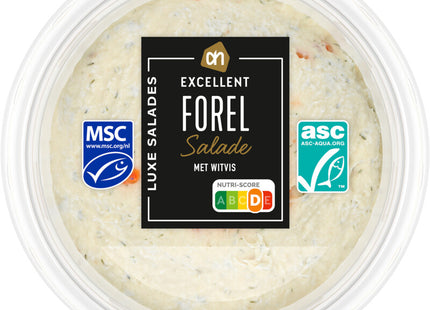 Ausgezeichneter Salat mit heiß geräucherter Forelle