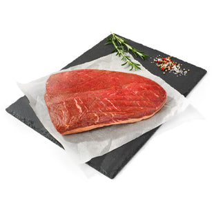 Professioneller Metzger, der mit Picanha-Gras gefüttert wird