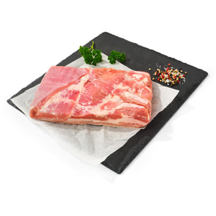 Professioneller Metzger für Schweinebauch