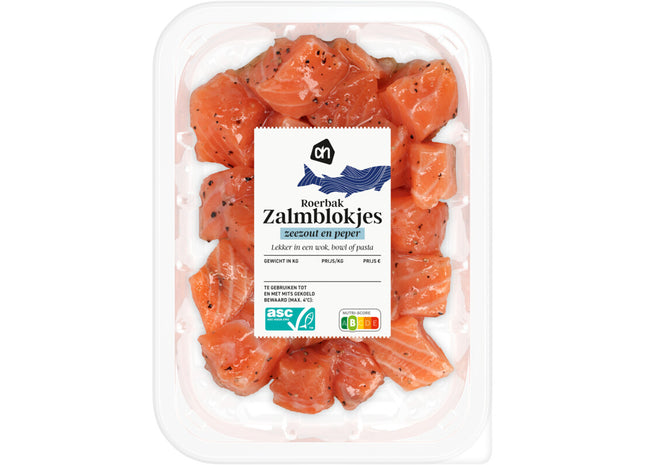 Roerbak zalmblokjes zeezout en peper