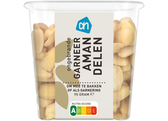 Ungeröstete Mandeln garnieren