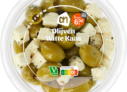 Grüne Oliven mit weißem Käse