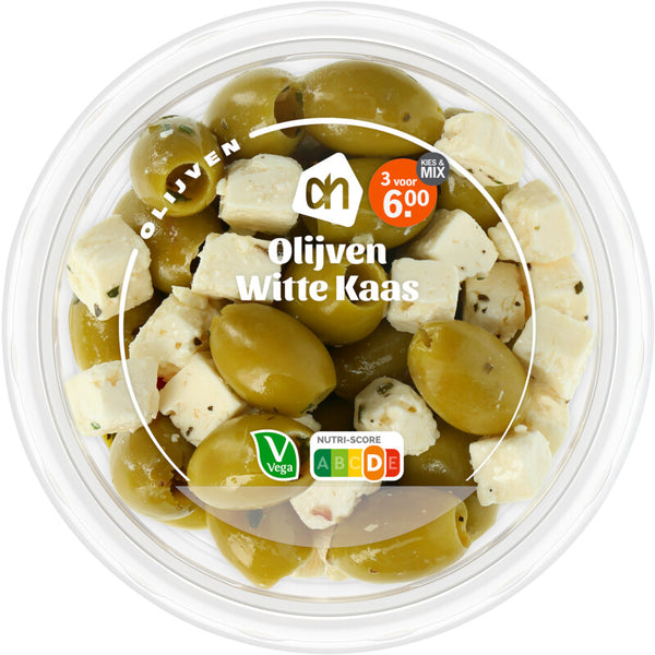 Grüne Oliven mit weißem Käse