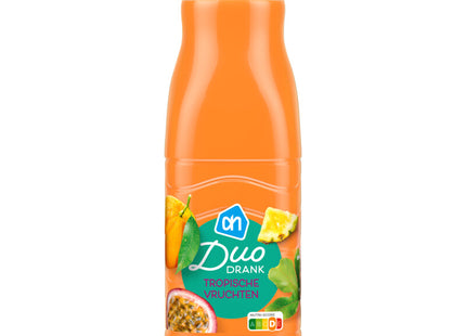 Duo drink tropical fruits